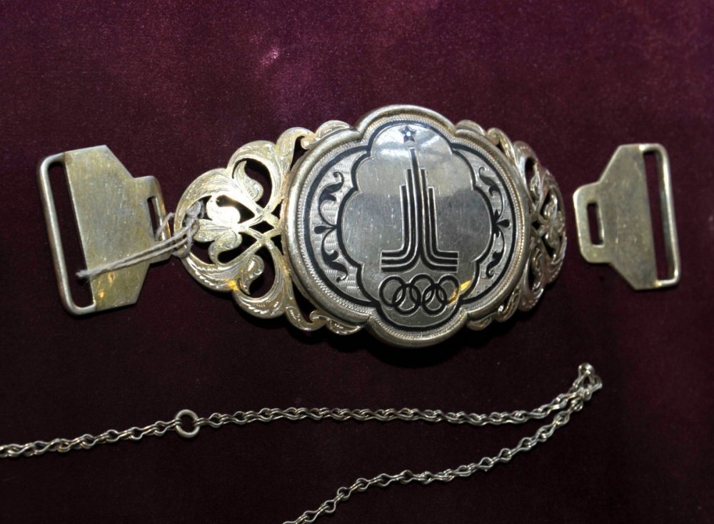Серебряная пряжка с символикой Олимпиады 80.